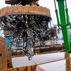 In einer Presse wurden die gefälschten Wälzlager so weit beschädigt, dass sie für die weitere Verwendung unbrauchbar sind.(Bild:  Schaeffler / B. Meyer)