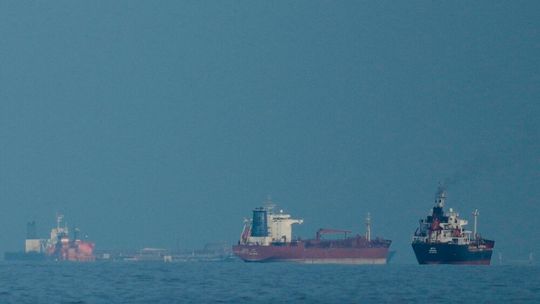 Durch den Iran-Krieg gibt es Störungen in den Lieferketten, weil etwa die Straße von Hormus weitgehend gesperrt ist (Symbolbild). Das bereitet den allermeisten deutschen Industrieunternehmen Sorgen, wie eine Umfrage des Ifo-Instituts zeigt ...(Bild:  AP)