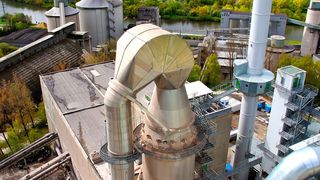 Panorama vom 70 Meter hohen Wärmetauscherturm: Das Zementwerk Lengfurt ist bereits seit 1899 Teil der Region, entsprechend wichtig ist dem Unternehmen die partnerschaftliche Beziehung zu den umliegenden Gemeinden. Die Aspekte Umweltschutz und Energieeffizienz sind fest in der Firmenphilosophie verankert. (Atlas Copco Kompressoren und Drucklufttechnik)