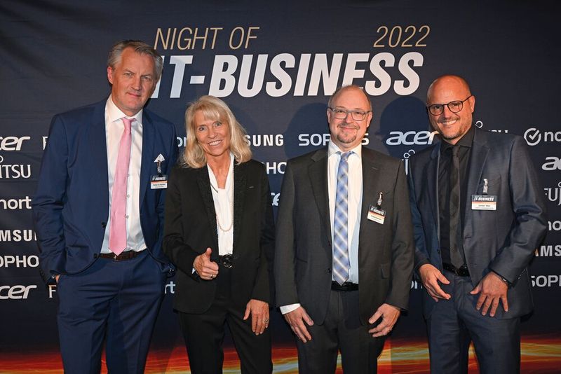 Das Arrow Team: (v. l.) Mathias von Bescherer, Claudia Ketzer und Kristian Behrens mit Jochen Bösl (Telekom) (Bild: Hannes Magerstädt)