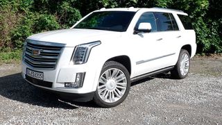 Der Cadillac Escalade ist der Inbegriff eines amerikanischen SUVs: groß, kraftvoll und luxuriös. (»Automobil Industrie«/Jens Scheiner)