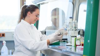 Katrin Gradl bei Arbeiten im Zellkulturlabor (Bild: Joseph Krpelan, Leibniz-LSB@TUM)