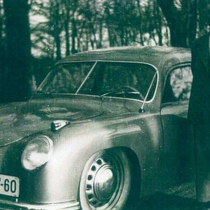 Nicht der stolze Besitzer, aber der nicht minderstolze Schwiegervater von Hans Miersch vor dem Objekt der Begierde seines Schwiegersohns.(Bild:  Miersch)