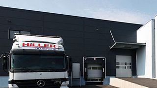 Im Winter geht im Ladebereich über die Hallentore besonders viel Wärme verloren. Eine Abtrennung dieses Bereichs vom restlichen Lager mit Schleuse und Schnelllauftor kann daher sinnvoll sein. (Archiv: Vogel Business Media)