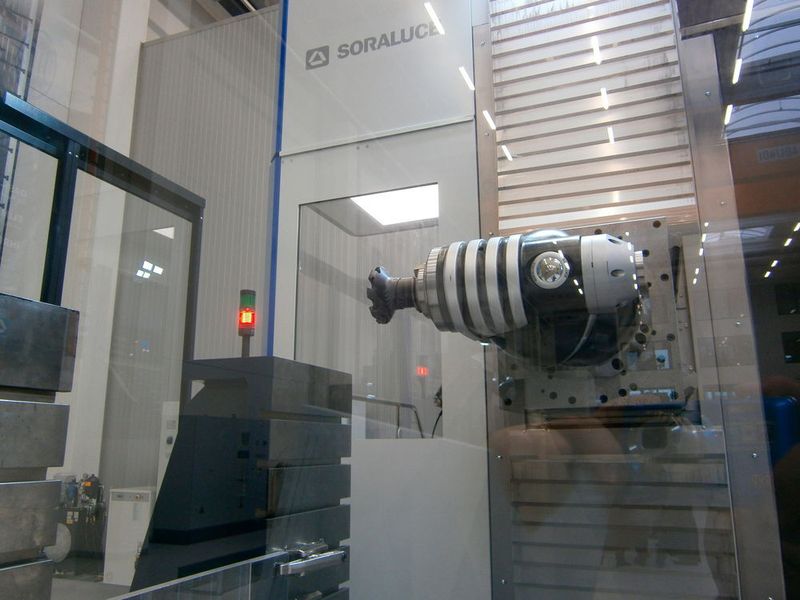 Eine FLP 8000 zeigte man mit dem DWS-System (Dynamics Active Stabiliser)... (Königsreuther)