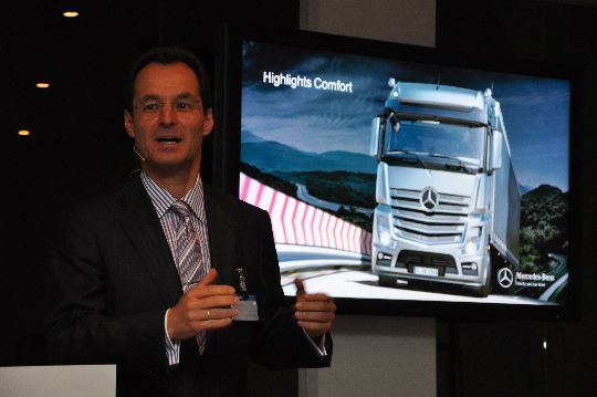 Dr. Jörn Zürn, Leiter Entwicklung Mercedes-Benz Trucks, zufolge, können die Kunden bis 2013 noch zwischen der aktuelle Baureihe als Actros oder Axor sowie dem neuen Modell wählen. Danach streicht Daimler den Axor aus seinem Lieferprogramm. (Archiv: Vogel Business Media)