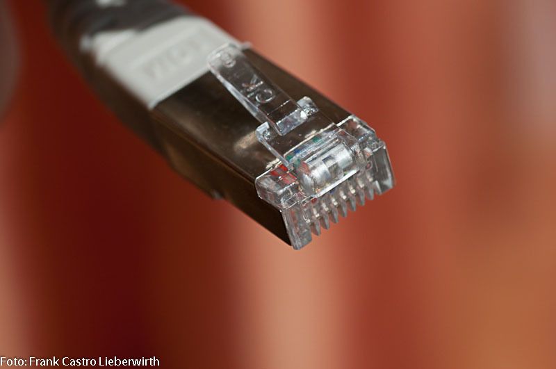 Abbildung 1: RJ 45 Stecker. Netzwerkkabel, die für einen Switch geeignet sind,  haben verdrillte Adernpaare (twisted pair) für einen besseren Schutz gegen elektromagnetische Felder. Crosskabel hingegen sehen ähnlich aus, funktionieren jedoch nur, um Computer direkt untereinander zu verbinden. (Archiv: Vogel Business Media)