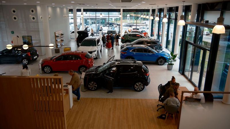 Der CI-konforme Showroom ist 800 Quadratmeter groß. (Bild: Hugo Pfohe)