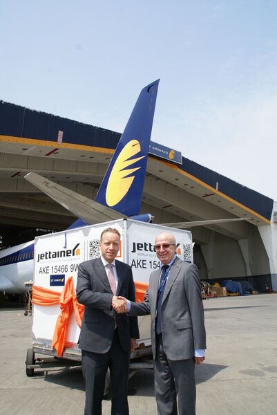 Carsten Hernig, Geschäftsführer der Jettainer GmbH, und Mohammad Ali El Ariss, Vice President Cargo der Jet Airways (India) Limited. (Bild: Jettainer)
