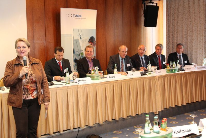 Moderiert von der Hamburger Medizinjournalistin Renate Harrington (li) kamen zunächst die Vertreter der MedTech-Unternehmen zu Wort… (Bild: BVMed)