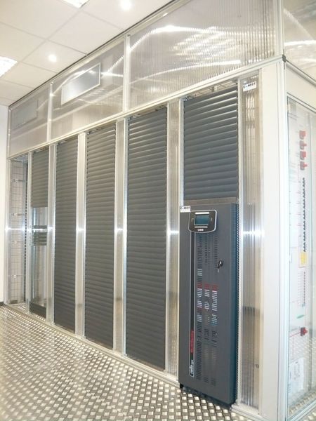 Fast fertig: Die Kaltseite der Racks. Oben ist die durchsichtige Abtrennung zum Warmgang zu erkennen. (Foto: Conect)