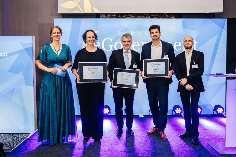 Als Abteilungsleiter beim ITZBund ließ Marco Gräf (Mitte) es sich nicht nehmen, den Platin-Award in der Kategorie „IT-Dienstleister & Rechenzentren“ höchstpersönlich in Empfang zu nehmen, Gold zauberte Heyka Brauer von Dataport AöR ein Lächeln auf die Lippen, Silber ging an Bechtle und Rene Joachim. (Bild: © Offenblende/Christoph Wehrer )