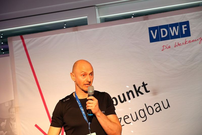 Christian Seng, ebenfalls Gründer und heutiger geschäftsführender Gesellschafter bei Stolz&Seng, skizziert die Zukunft seines Unternehmens und zeigt, warum Netzwerke und beispielsweise die Mitarbeit in einem Verband wie dem VDWF für die Branche so wichtig sind. (Bild: Maschinenmarkt/rw)