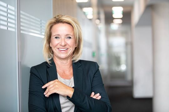 „Es ist wichtig für den Schaltanlagenbauer, den Prozess ideal entlang des digitalen Engineerings zu führen“, erklärt Nicole Kreie, Elektroingenieurin und Head of Project Service international bei Wago.(Bild:  Wago)