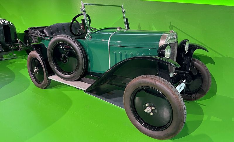 Im Vergleich zu vielen damals üblichen Automobilen war er klein und grün statt groß und schwarz und wurde deshalb vom Volksmund „Laubfrosch“ genannt. Ebenfalls vom Volksmund mit Namen bedacht war das Vorgängermodell Opel 4/8 PS, der als Opel Doktorwagen bekannt war, was gleichzeitig für den Kundenkreis dieser Wagen sprach. (Bild: autodrom)