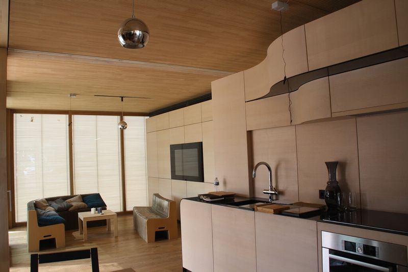 Alle Möbel im Ecolar-Haus können in den Schränken verstaut werden, auch das Sofa aus Pappe. (Bild: Zwettler, konstruktionspraxis)