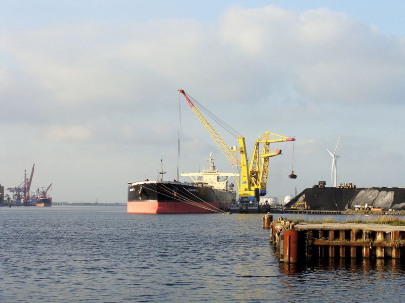 Fig. 2: Unloading of a large coal carrier with a grab type unloader. (Picture: Tata Power)