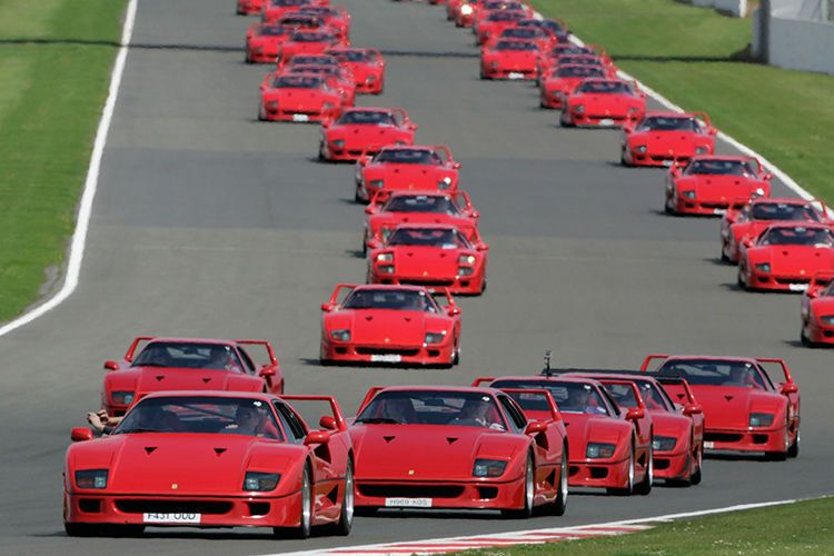 Parade von Ferrari F40 anlässlich des 25sten Jubiläums. (Ferrari)