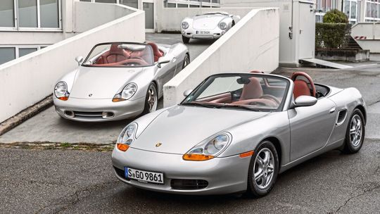 Die erste Generation Boxster. Dahinter die Boxster-Studie sowie ein Typ 550 Spyder. Die erste Generation Boxster. Dahinter die Boxster-Studie sowie ein Typ 550 Spyder.