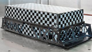 Eins von vielen „Lightcon“-Präsentations-Highlight auf der Hannover Messe! Es ist leicht, nachhaltig und funktionssicher, sagt das Fraunhofer-LBF. Es handelt sich um ein Batteriegehäuse aus einem Polymerschaumkern und endlosfaserverstärkten Thermoplasten (kurz CFRTP). (Bild: Fraunhofer-LBF)