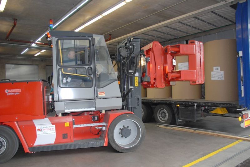 Kalmar ECF 80-12,5 mit Drehkippklammer von Auramo Typ RA520 NE. (Bild: Kalmar/Cargotec)