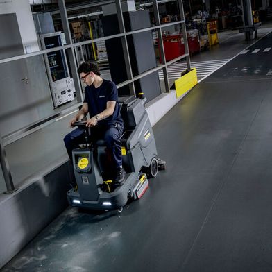 Auch bei längeren Einsätzen ist die neue Aufsitz-Scheuersaugmaschine B 85 R Classic dank des bequemen Sitzes eine große Arbeitserleichterung. (Bild: Kärcher)