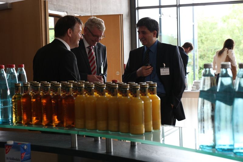 Pause. Prof. Mozaffari (re.) vom Hochschulcampus Tuttlingen im Gespräch mit Norbert Braun (li.), Aesculap. (Bild: Castagna)