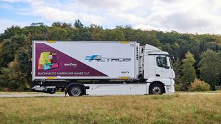 Ritter Sport testet in seiner Werkslogistik jetzt einen Elektro-Lkw Marke Mercedes Benz „eActros“ mit ebenfalls elektrisch betriebenem Kühl-Wechselkoffer. (Daimler)