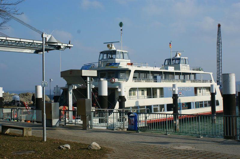 Das ist das Fährschiff „Fritz Arnold“, das für die Seekabelverlegung durch den Bodensee zum Kabelschiff umfunktioniert wurde. Die Fähre steht in den Diensten der Stadtwerke Konstanz und pendelt zwischen Konstanz und Meersburg.  (Archiv: Vogel Business Media)