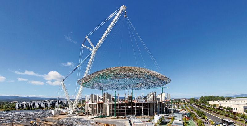 Wenn es gilt, größte Lasten sicher zu bewegen und millimetergenau zu positionieren, dann sind oft Ventile von Bucher Hydraulics im Spiel, z. B. hier beim Handling eines kompletten Hallendachs.(Bild:  Willi Wilhelm / 2fliegen.de)