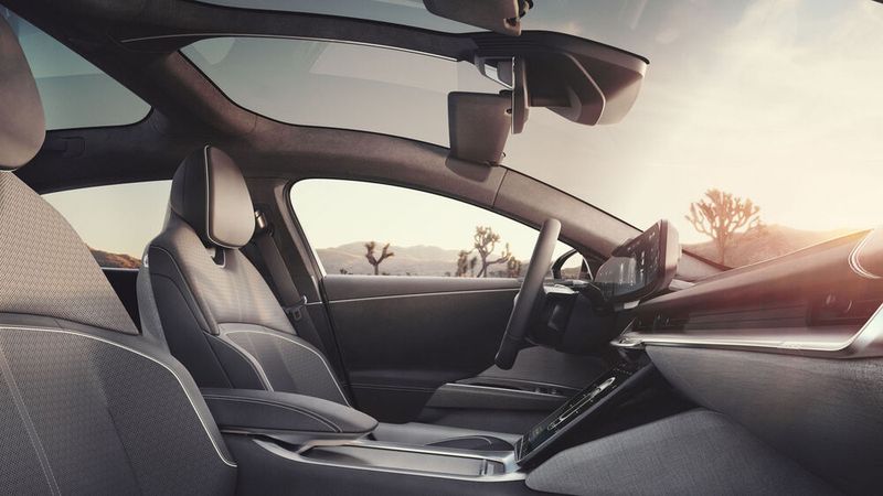 Lucid hat im Cockpit eine eigene Balance aus Tastern und Touchscreen, Handwerk und Hollywood gefunden. (Lucid)