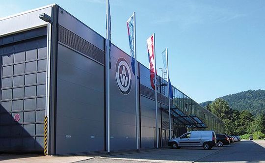 Schwere Zeiten herrschen beim Autozulieferer Albert Weber. Für diverse Standorte suchte man Investoren. Für vier davon sieht es jetzt nicht schlecht aus. Bei drei verbleibenden, wie etwa hier in Neuenbürg, bleibt zu Zukunft fraglich. Vor allem Magdeburg sei gefährdet ...(Bild:  Albert-Weber-Gruppe)