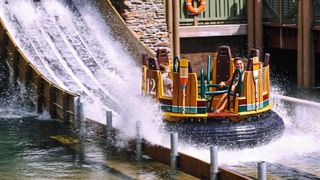 Die Wasserattraktion Mystic River Falls ist ein Highlight im Vergnügungspark Silver Dollar City, USA. (Bild: RES)