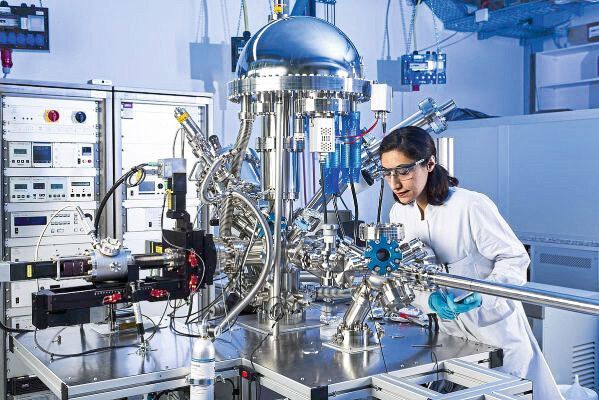 Doktorandin Niyousha Karimi Paridari untersucht die elektrochemischen Eigenschaften unterschiedlicher Materialien, um sie für neue Energiespeichertechnologien nutzbar zu machen. (Bild: Laila Tkotz, KIT)