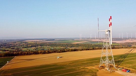 Ungleicher unter Gleichen: Neuartige Vertikalwindkraftanlage Vertical Sky auf dem Windtestfeld in Grevenbroich. Ungleicher unter Gleichen: Neuartige Vertikalwindkraftanlage Vertical Sky auf dem Windtestfeld in Grevenbroich.