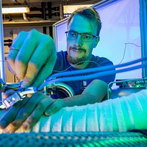 Die technische Ausstattung des Hochleistungsprüfstandes ist bemerkenswert. Als Besonderheit ist der dauerhafte Test von Antriebsleistungen bis zu 150 kW möglich. Es besteht auch die Option, den Prüfstand bis auf 300 kW umzurüsten. 