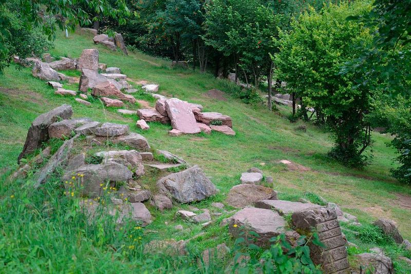 Über diese Felsbrocken mussten die Anfänger aber nicht hinweg – das bleibt den Profis vorbehalten. (Bild: Dotzler, Dominsky, Lacher, Maderner, Michel, Rosenow, Schweitzer/»kfz-betrieb“)