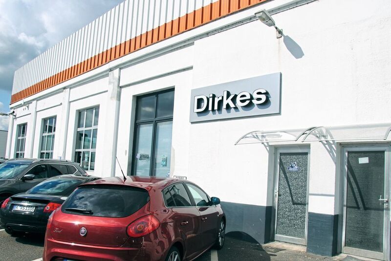 Zentrales Logistikzentrum der Dirkes-Gruppe: Alle Fahrzeuge für das Autohaus kommen hier an, bevor sie dann auf die verschiedenen Standorte verteilt werden.  (Baeuchle/»kfz-betrieb«)