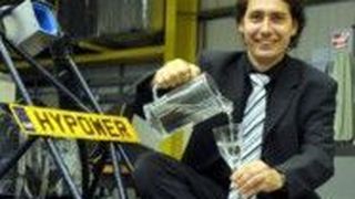 Wasser in den Tank: Forschungsleiter Dirk Kok mit dem HyPower-Umbau  (Foto: University of Sunderland)