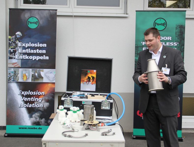Bilder von der Explosion im Rahmen des Pumpen- und Schüttgutforums 2012 in Würzburg. Bei der Vorführung ging es um Sicherheitsprodukte, welche Anlagen vor Über-/Unterdruck und Explosionen schützen. Zur Veranschaulichung gab es sowohl eine Explosion mit und eine ohne Stichflamme. Die Explosion wurde von der Firma Rembe durchgeführt. 
Klaus Meichle von Rembe geht noch etwas genauer auf die Explosion ein...


Weitere Beiträge zum Pumpen- und Schüttgutforum 2012 finden Sie hier aufgelistet:
• Praxisnahe Vorträge überzeugen am ersten Tag auf dem Schüttgutforum 
• 10. Pumpenforum: Der erste Tag... 
• Treffen der Pumpen- und Schüttgutexperten eröffnet  (Bild: PROCESS)