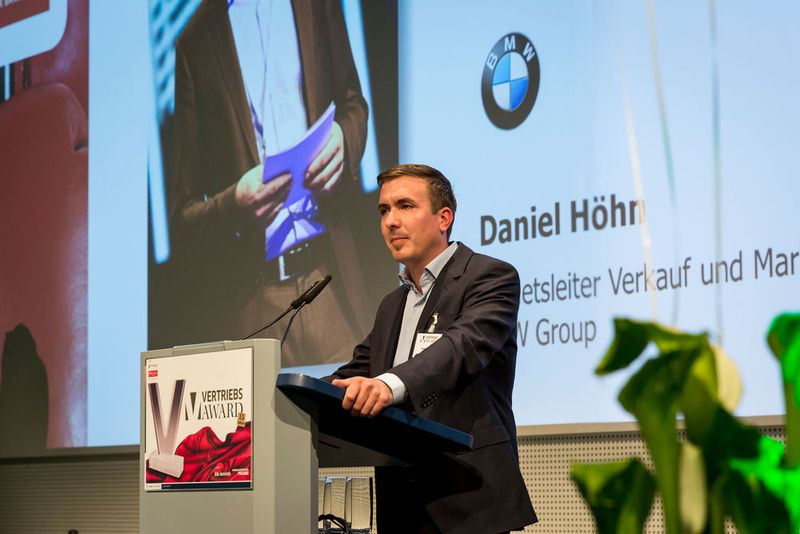 Dem anderen Drittplatzierten, dem Autohaus Freese, gratulierte der Gebietsleiter Verkauf und Marketing der BMW Group, Daniel Höhn. (Bild: Stefan Bausewein)