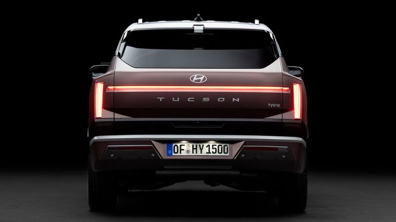 Am Heck gibt es ein breites Leuchtenband. (Bild: Hyundai)