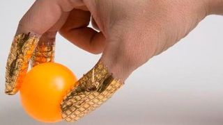 Die hochempfindlichen Drucksensoren lassen sich an den Fingern tragen, während sie die Druckverteilung messen. (Bild: Someya Laboratory)