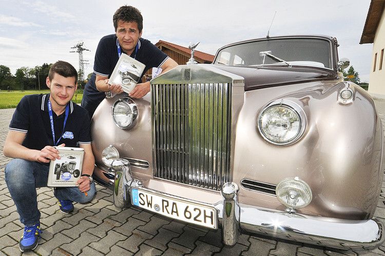 Sie starteten für »kfz-betrieb« bei der Premiere der „Oberbayerischen Meister-Classics“ im vergangenen Jahr: Albert Reinhart, Chef der Real-Auto GmbH in Schweinfurt, und sein Sohn Lou. (Foto: Zietz)