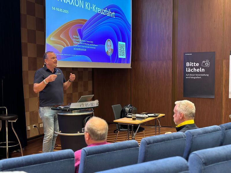 Microsoft-Dozent Ralf Risch mit seinem Vortrag »Copilot+ PC und KI-Strategien: Mythen, Demos und erfolgreiches Prompting«  (Bild: Synaxon)