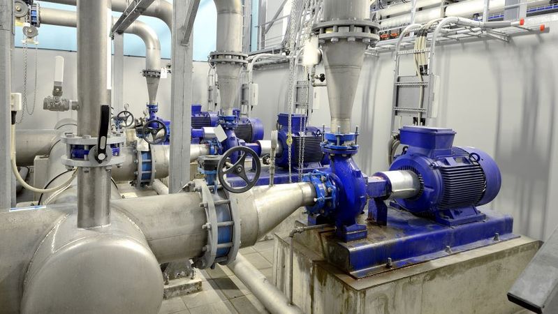 Großanlagen sind heute bereits in hohem Maße digitalisiert. Im Field Service hingegen besteht noch erheblicher Nachholbedarf.(Bild:  Alekseystemmer/iStock)