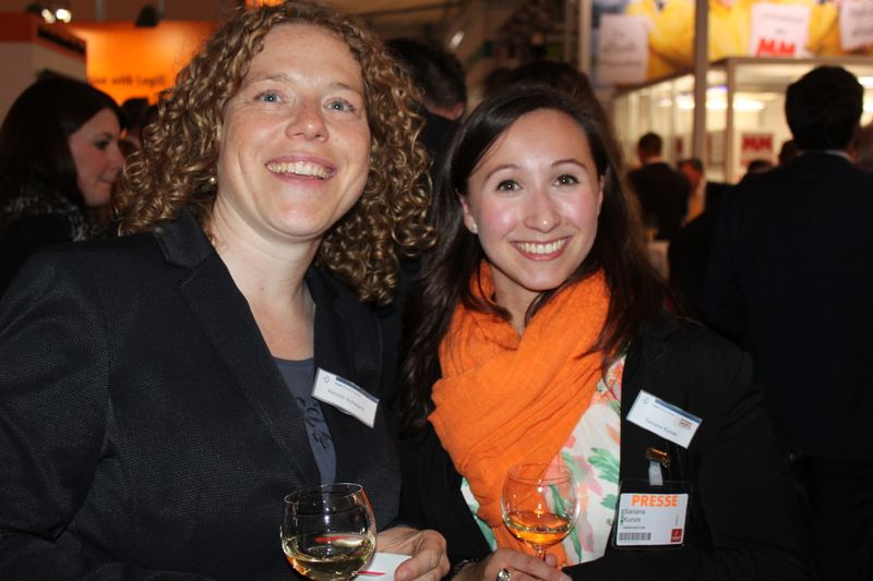 Am Dienstagabend wurde bei der Vogel Business Media am Messe-Stand in Halle 9 traditionell auf eine erfolgreiche Hannover Messe 2014 angestoßen. Gute Gespräche und Live-Musik von der Band „Famos“ sorgten bei den zahlreichen Standpartygästen für eine ausgelassene Stimmung. (Siegl/Vogel Business Media)