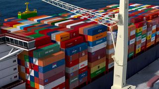 Für den Containerumschlag an Schiffen mit über 8800 TEU entwickelt: Hafenmobilkran Terex Gottwald G HMK 8412. (Bild: Terex MHPS)