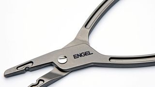 Spritzgegossene Zange aus amorphem Metall (Marco Peruzzo / www.marcoperuzzo.com)