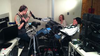 Bewegender Moment: Tim Hemmes gibt seiner Freundin Katie Schaffer ein High Five (Fotos: UPMC/DARPA and JHU/APL)